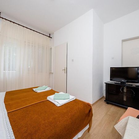 Apartments Mladenka In Banjol الغرفة الصورة
