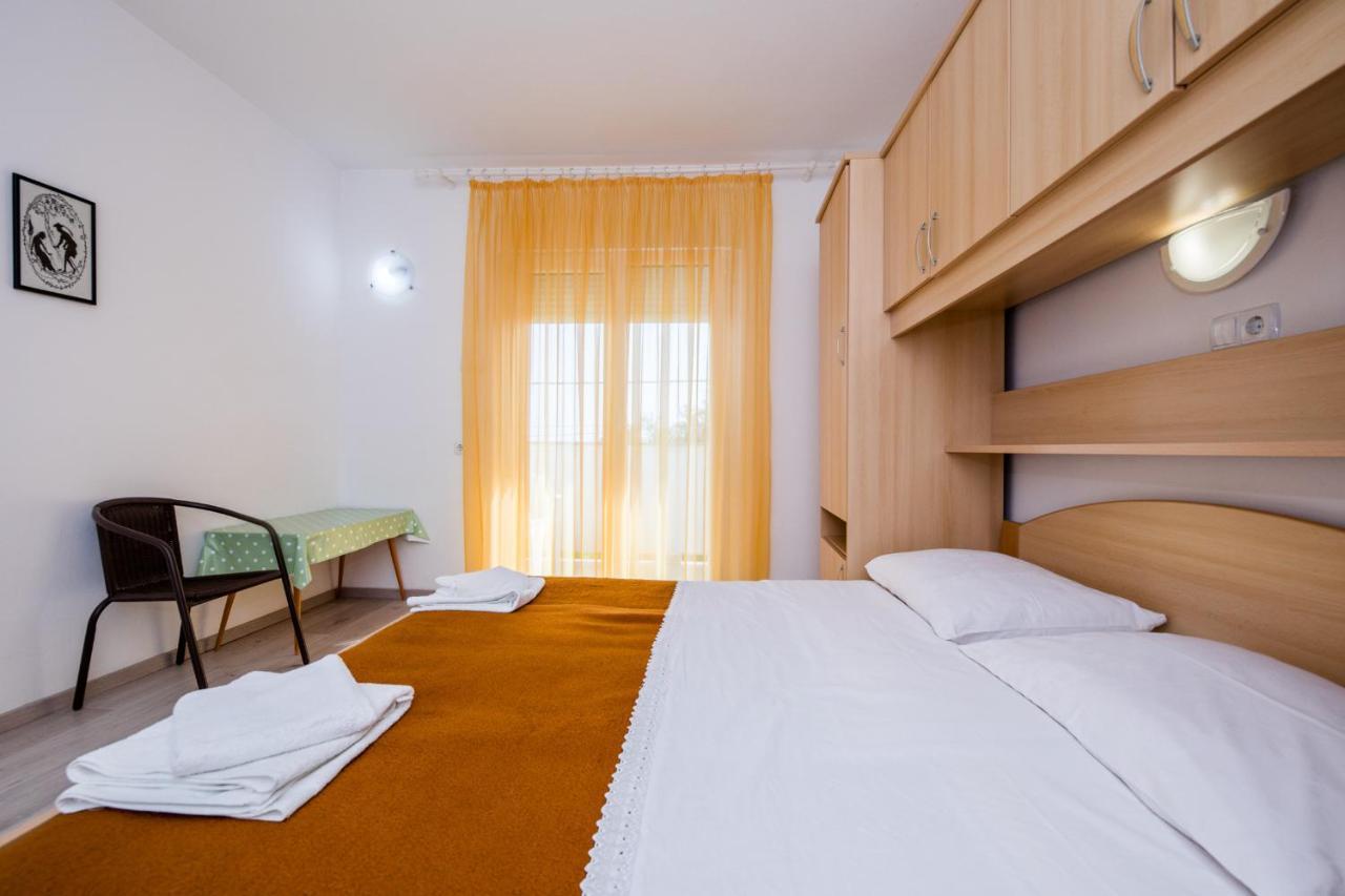 Apartments Mladenka In Banjol المظهر الخارجي الصورة