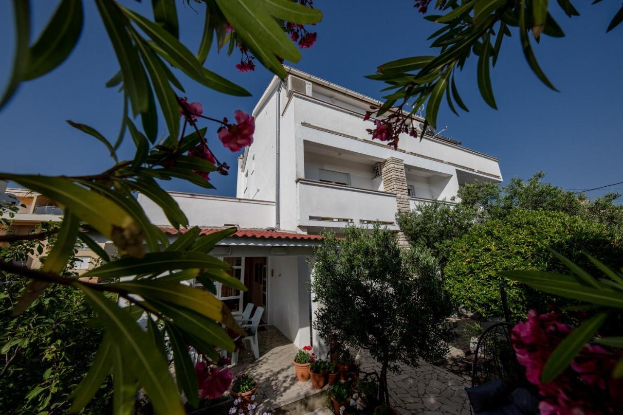 Apartments Mladenka In Banjol المظهر الخارجي الصورة
