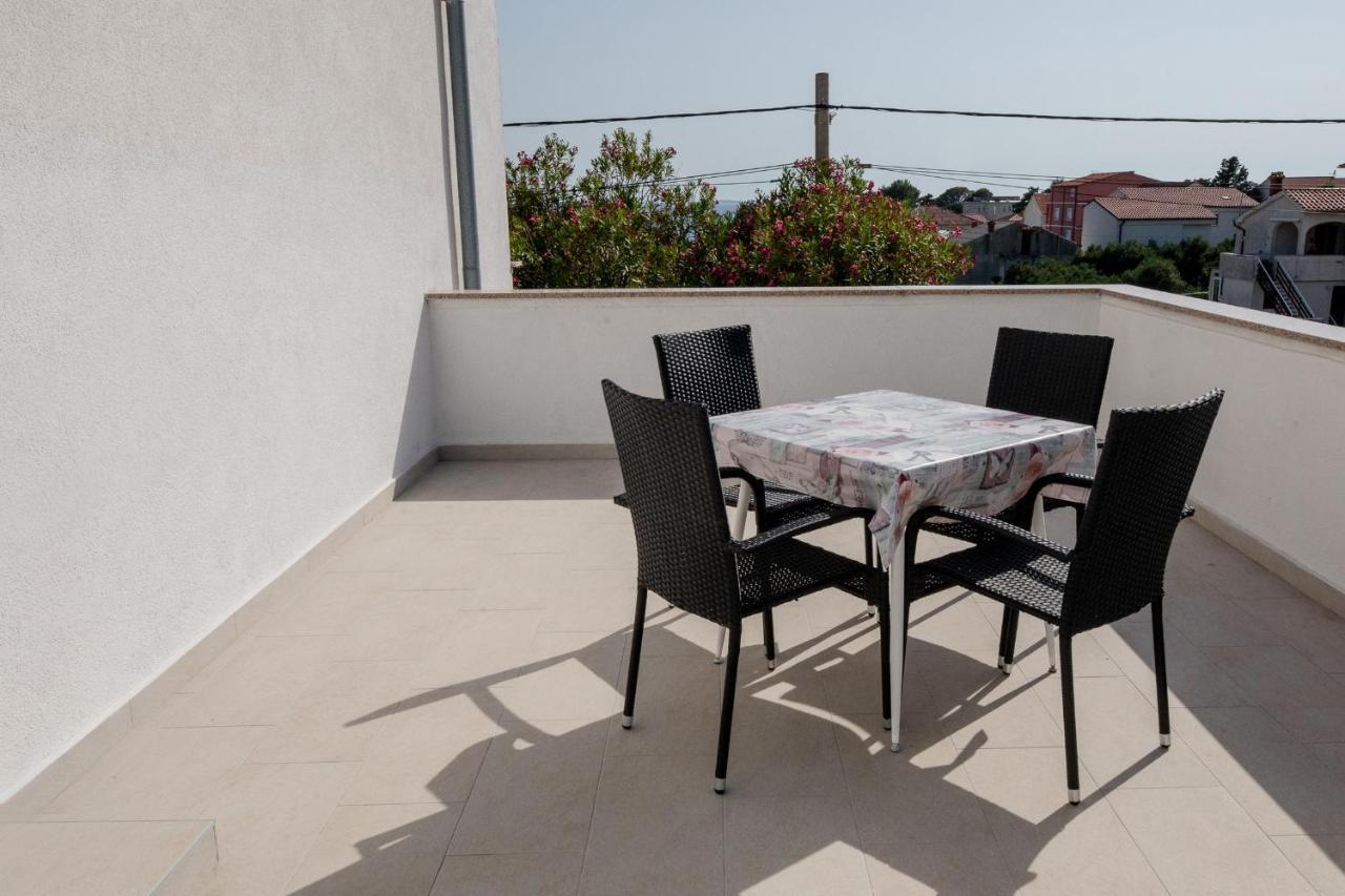 Apartments Mladenka In Banjol المظهر الخارجي الصورة