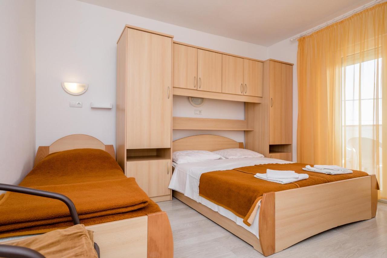 Apartments Mladenka In Banjol المظهر الخارجي الصورة