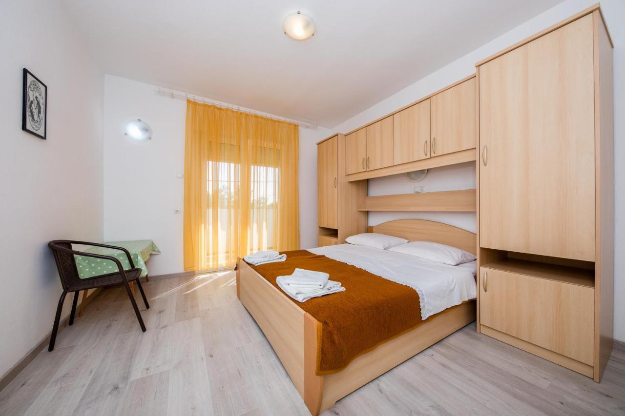 Apartments Mladenka In Banjol المظهر الخارجي الصورة