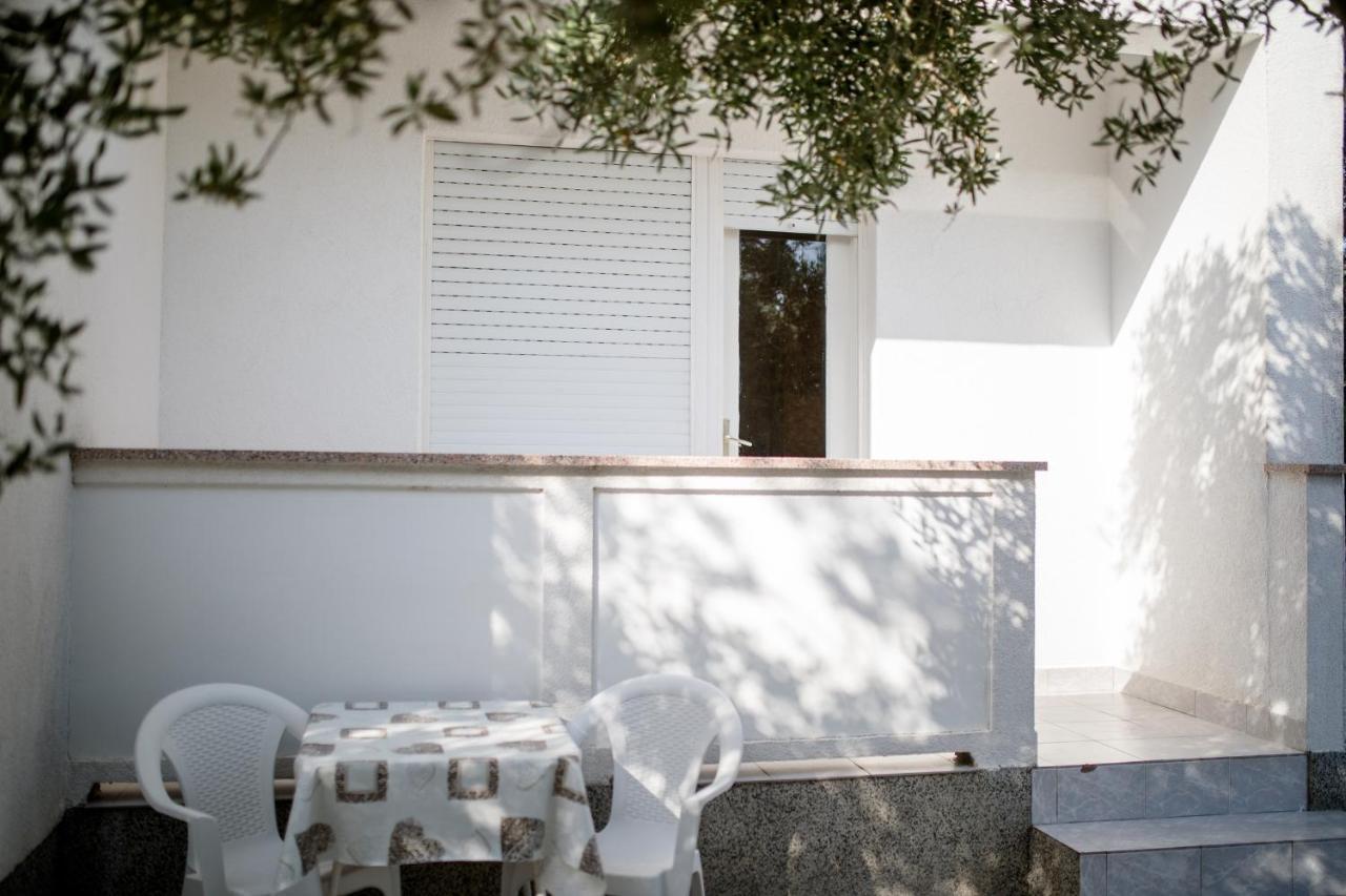 Apartments Mladenka In Banjol المظهر الخارجي الصورة