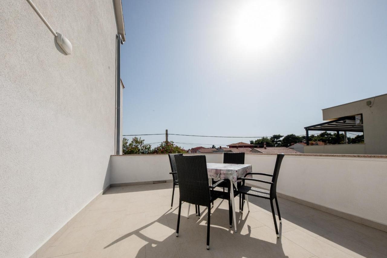Apartments Mladenka In Banjol المظهر الخارجي الصورة