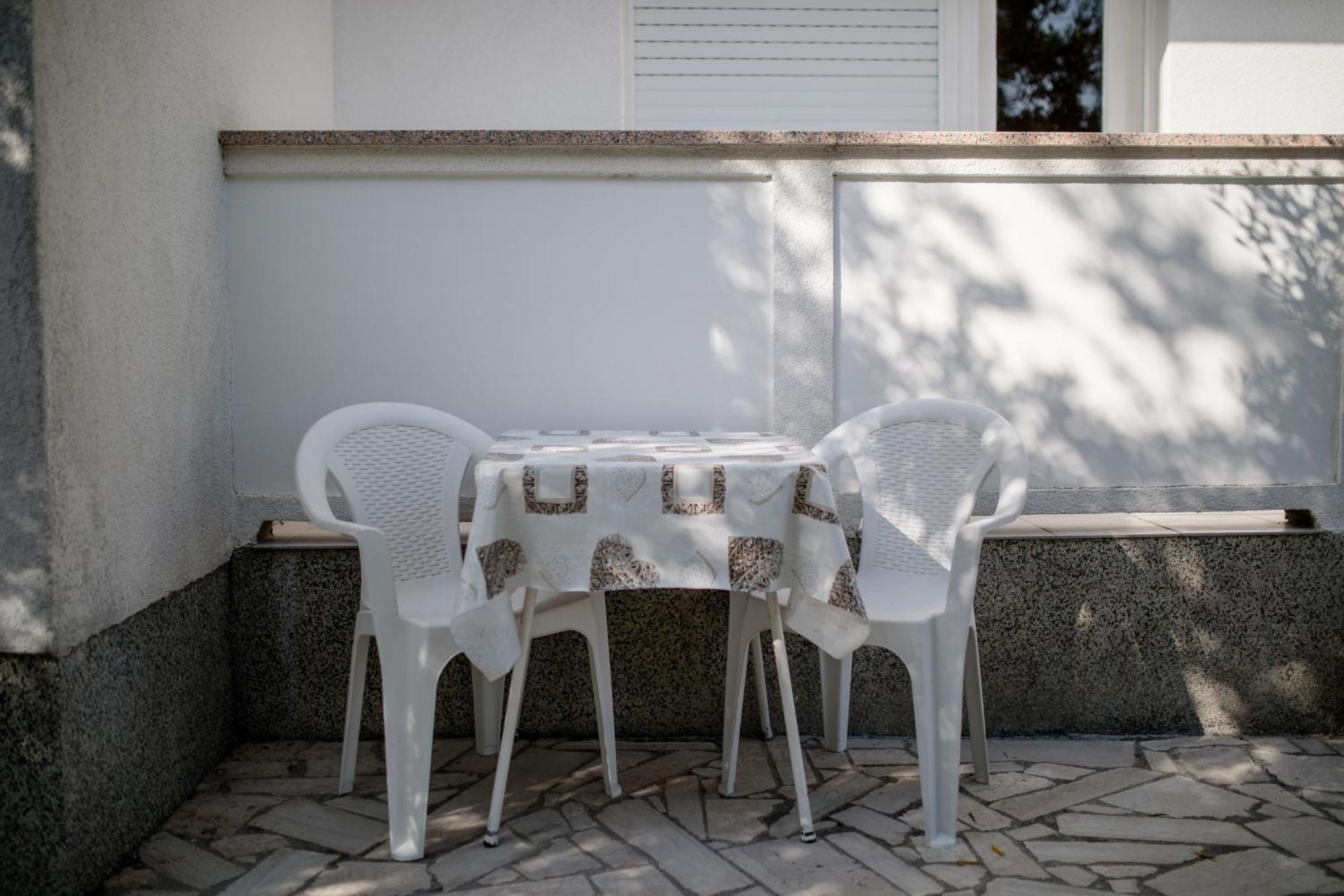 Apartments Mladenka In Banjol الغرفة الصورة