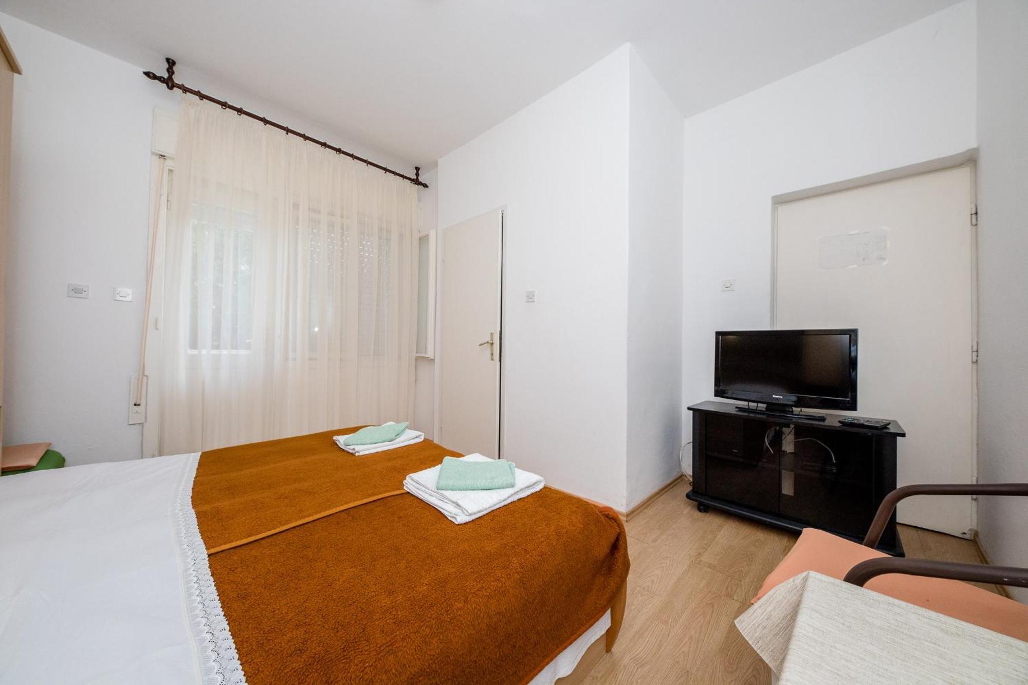Apartments Mladenka In Banjol الغرفة الصورة