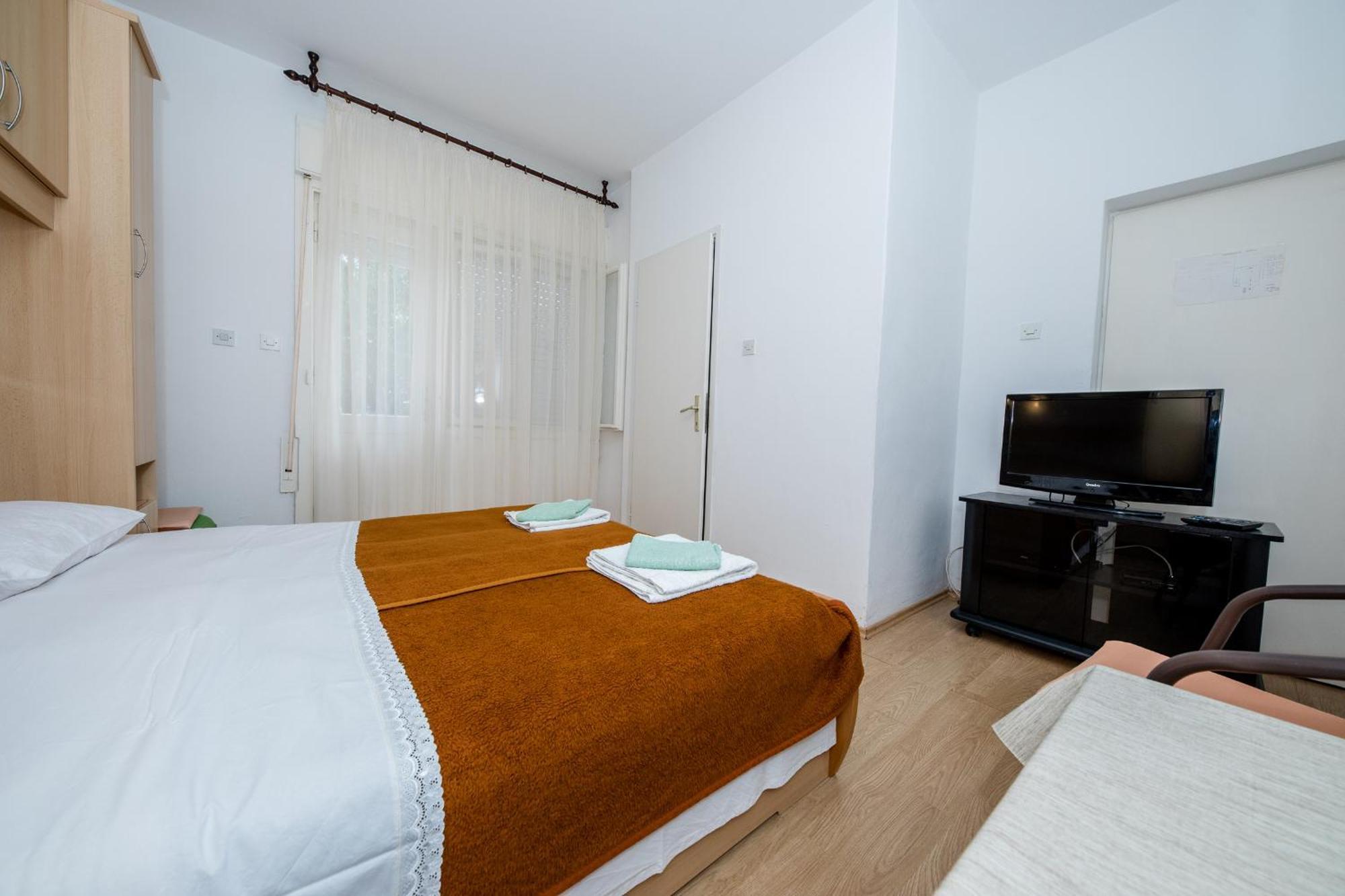 Apartments Mladenka In Banjol الغرفة الصورة