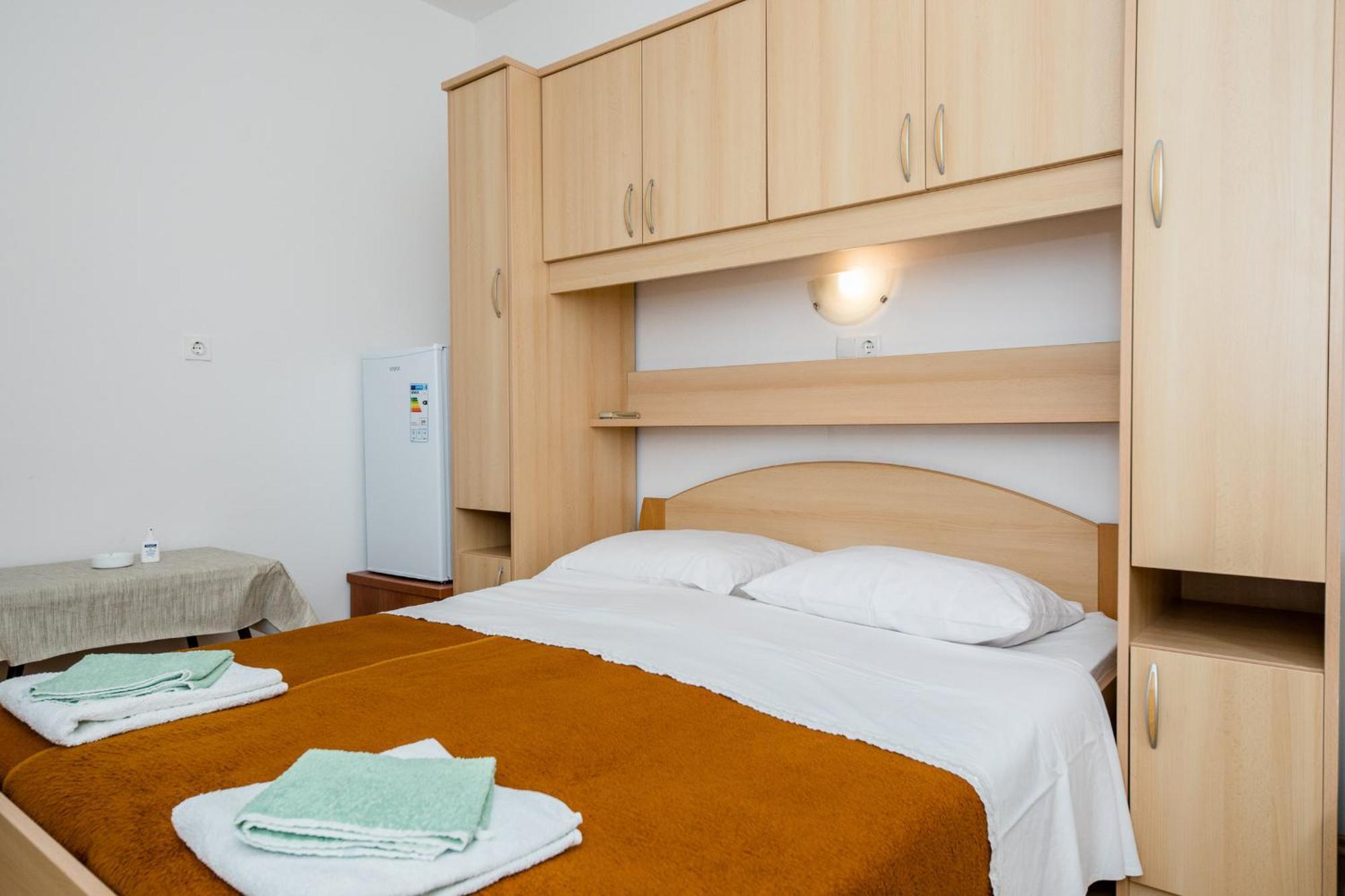 Apartments Mladenka In Banjol الغرفة الصورة