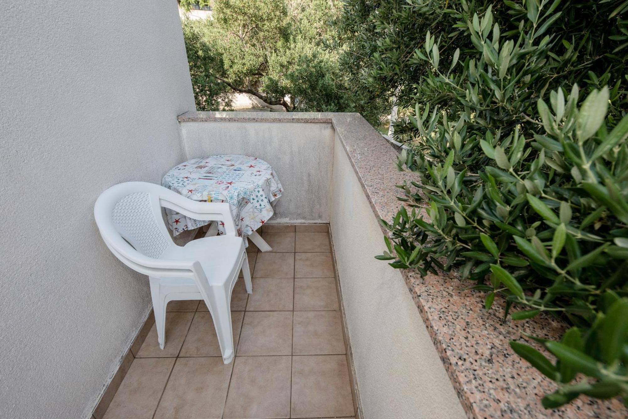 Apartments Mladenka In Banjol الغرفة الصورة
