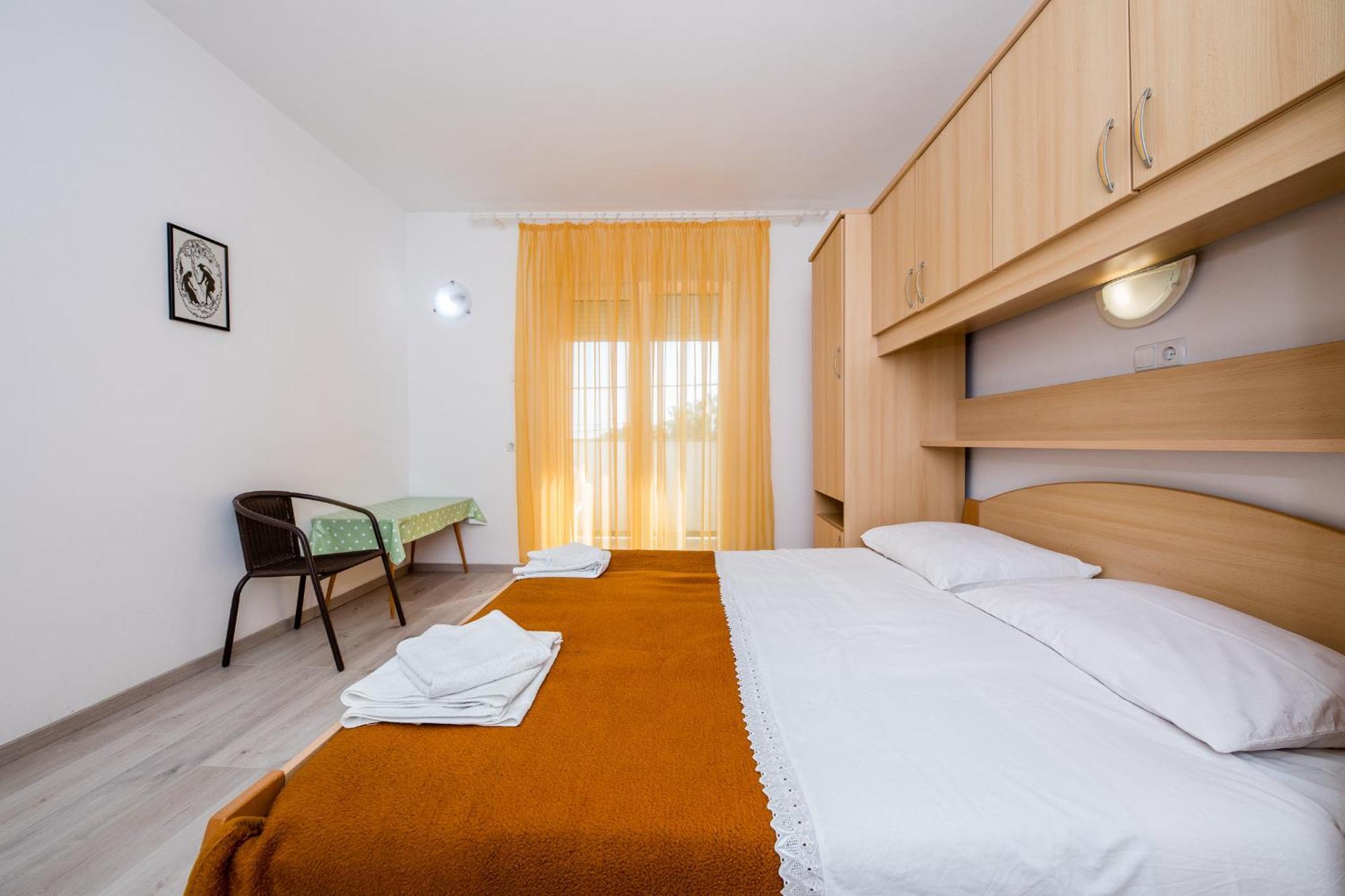 Apartments Mladenka In Banjol الغرفة الصورة